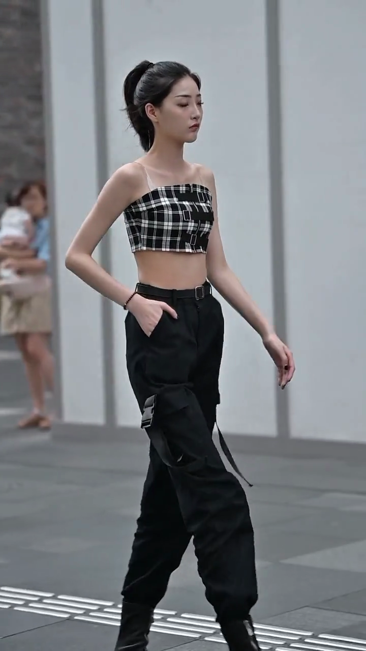 气场大就是自信，大爷都忍不住多看了一眼！