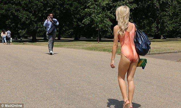 妹子穿上“特殊泳衣”，走在街頭把人嚇壞，一個男人忍不住了....