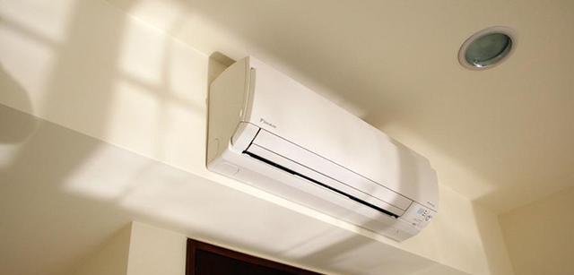 不对比一下日本人安装的空调，你们都不知道国内师傅装的有多丑