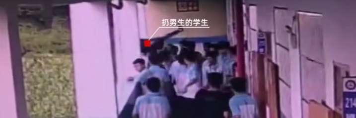 广西河池一中学男生被同学从4楼扔出楼外，全身多脏器官受损严重