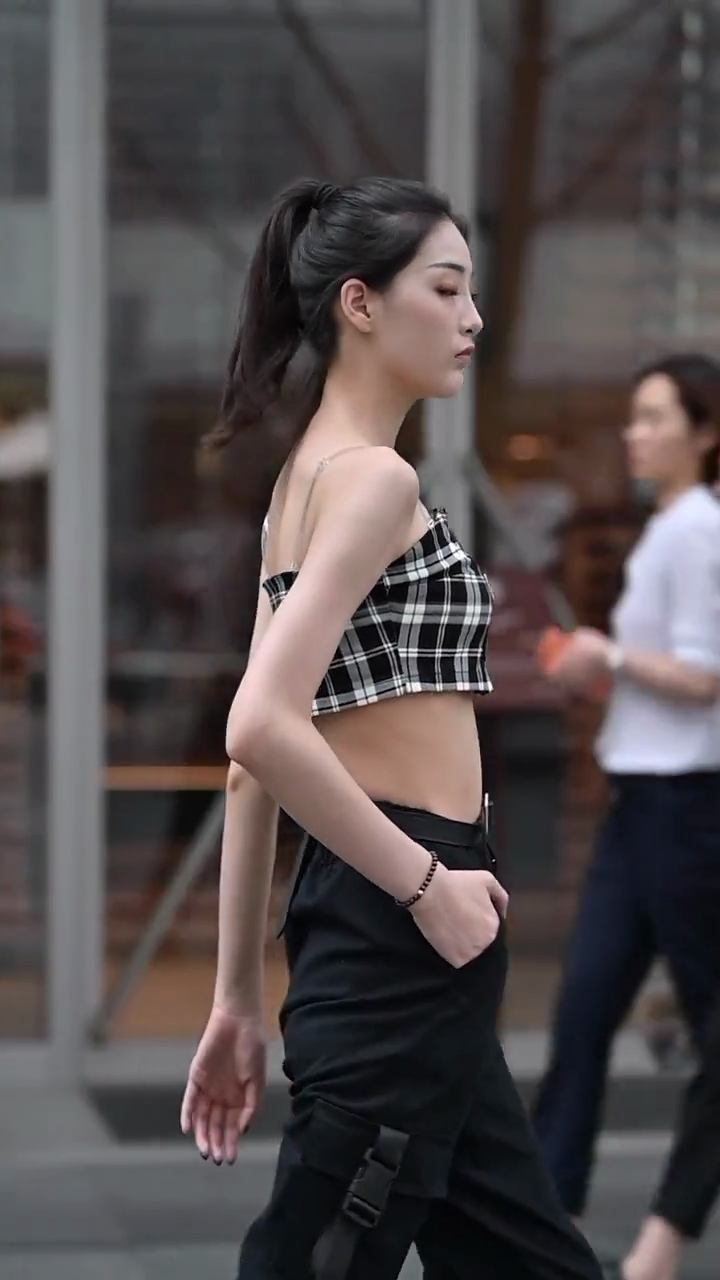 气场大就是自信，大爷都忍不住多看了一眼！