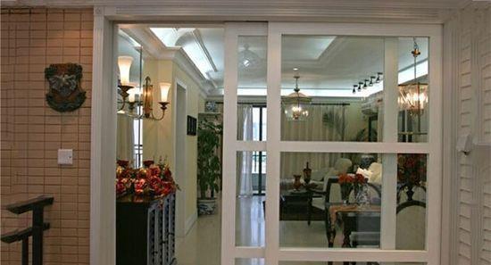 阳台跟客厅不要装推拉门,有钱人都用这样的设计代替,太聪明了 阳台跟客厅不要装推拉门,有钱人都用这样的设计代替,太聪明了