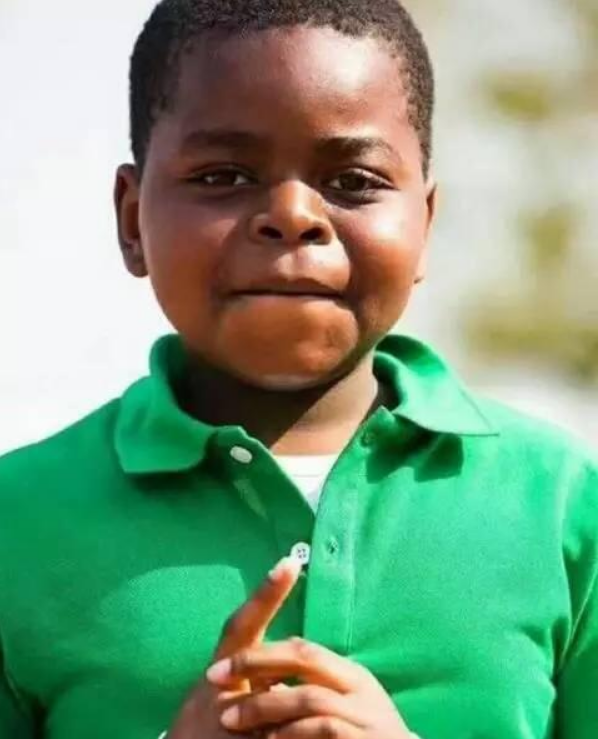 吴京干儿子膨胀了？开敞篷宾利逛街，网友：吴京改变了他的命运