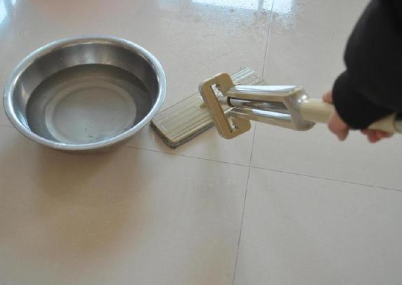 清水拖地，一天三遍也脏？家政老师：水里添些它，持久光亮不落灰