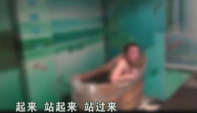 民警在木桶浴场发现“遥控器” ，到了二楼才发现它真正的用途