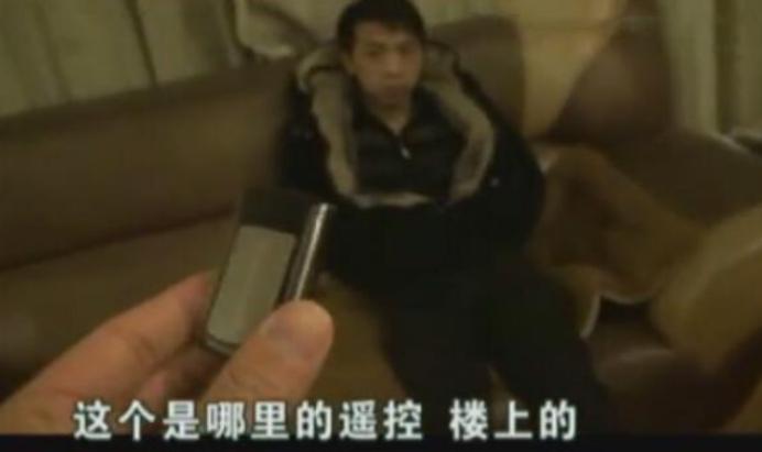 民警在木桶浴场发现“遥控器” ，到了二楼才发现它真正的用途