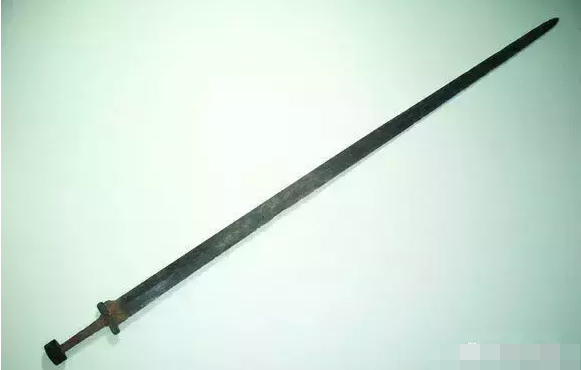 对于霸气修长的汉代长剑, 古人都是怎么佩戴才能让自己更迅速拔出剑?