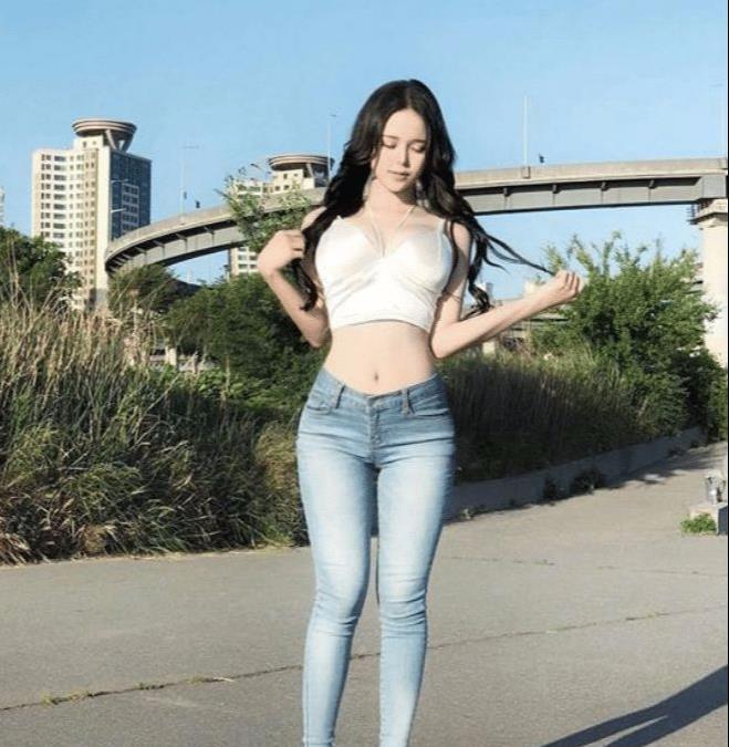 女老板每次和我出去都穿成这样，我是不是可以不用奋斗了？