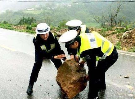 在高速上突遇石头，躲开还是撞上去？交警：最后再强调一次！