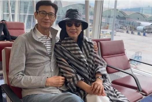 72岁的“张无忌”拥着72岁的“赵敏”拍照：缘分40年，弹指一挥间