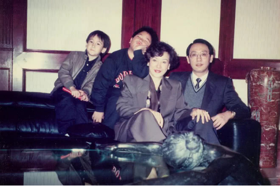 她拍戏替老公还债，却给债主生下两个儿子，今68岁活得精致美丽