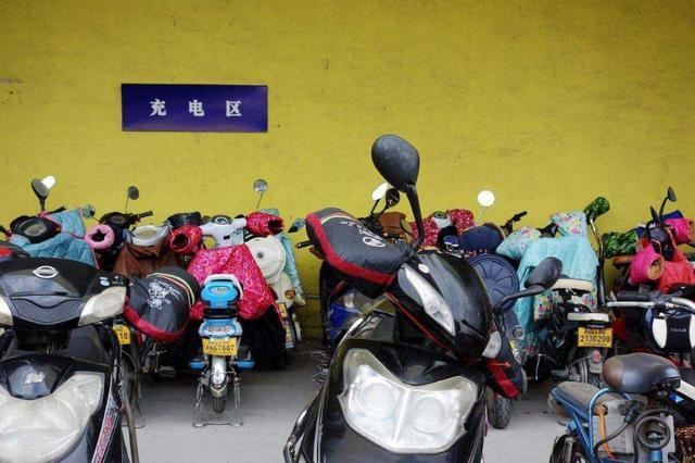 电动车刚充满电，为什么一加速就掉两格电？看完缘由，终于明白了