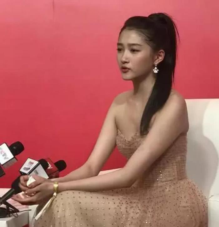 “关晓彤”真人到底长啥样？看到央视“照妖镜”中的她：鹿晗口味真刁钻