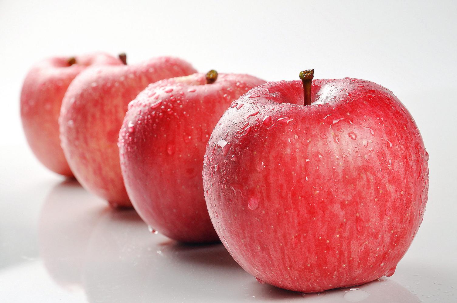 婴儿怎么吃苹果，蒸熟吃还是生吃？两种吃法适应性和作用各不同