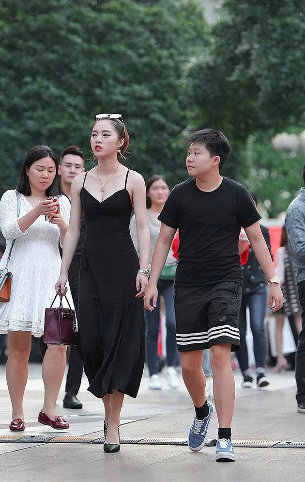 小姐姐的高跟鞋，拥有高挑迷人的身姿，也带着优雅的气质