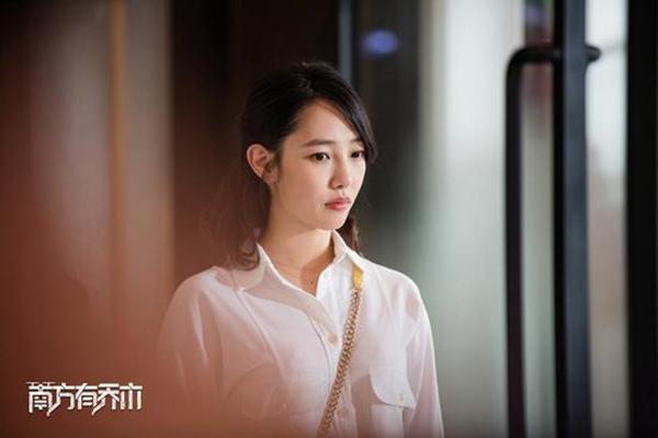 白百何,在现代都市剧《南方有乔木》中和陈伟霆搭档