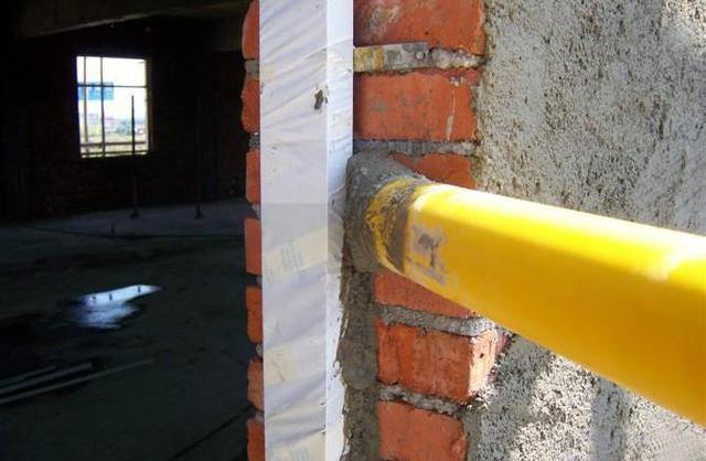 门窗填缝用水泥还是发泡胶?我家选错,门窗出现裂缝,太后悔!