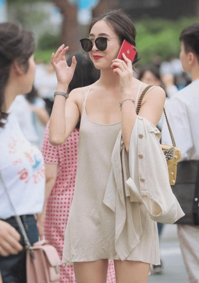 表妹真的长大了，衣服都缩水了！