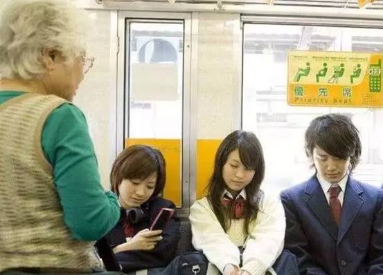 日本人素质那么高，可是在地铁上，为什么很少有年轻人主动让座？
