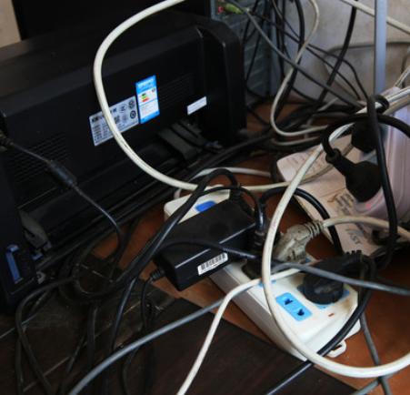 去了香港才发现，没人把路由器放电视柜！看聪明人怎么弄，太高级