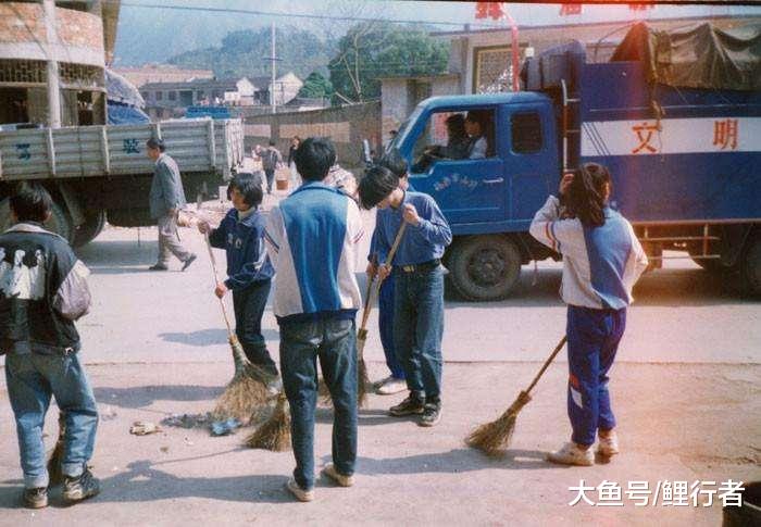 1996年的一万元等于现在多少钱？