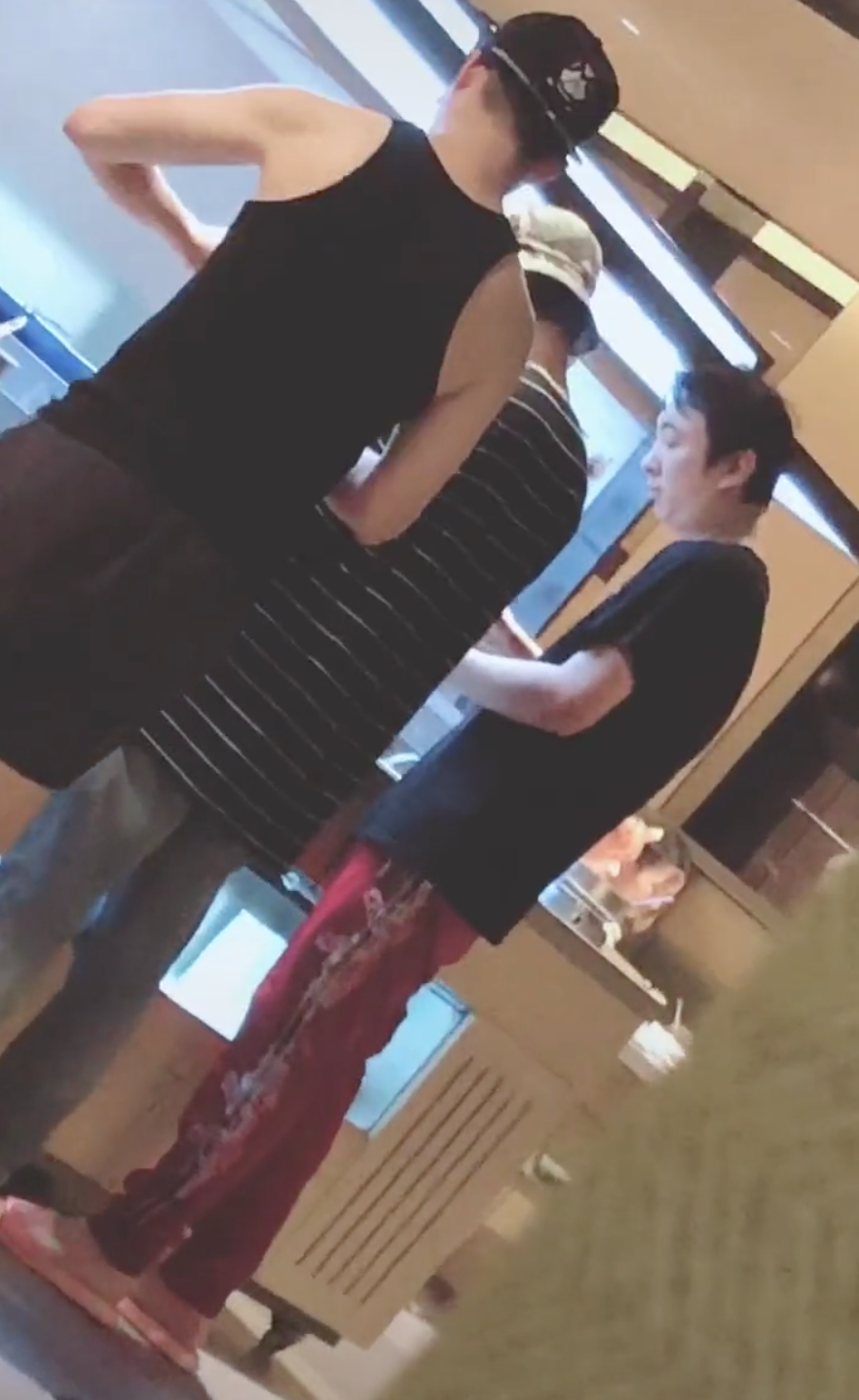 没看上的？网友偶遇“王思聪穿拖鞋”带三位美女同行，不让拍照脸色不好