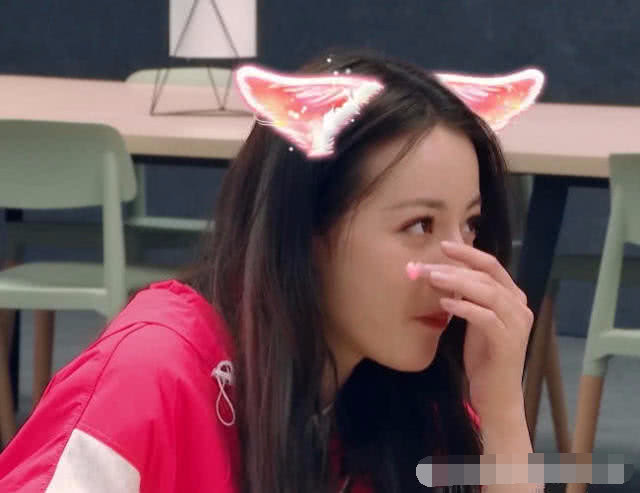 迪丽热巴解锁新坐姿，女生的腿果然不一般，网友直呼沦陷了！