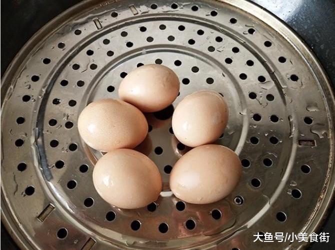 煮鸡蛋时，别直接放水里，学会这样做，鸡蛋营养无细菌，蛋壳一碰就掉