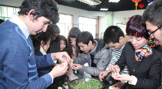 外国人在中国过年是什么感受？老外：根本无法入睡