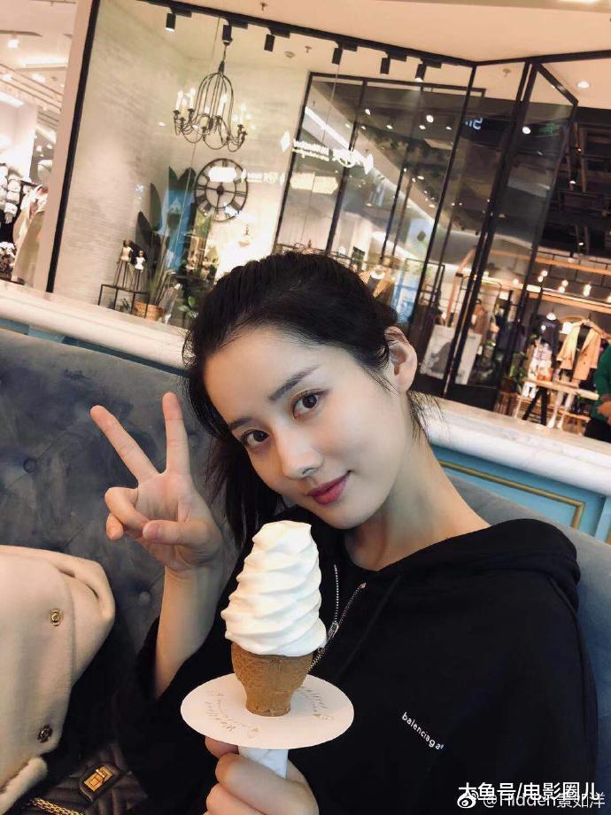 景如洋是周星驰从综艺《星星美人鱼》中选出来的新人,长得非常漂亮