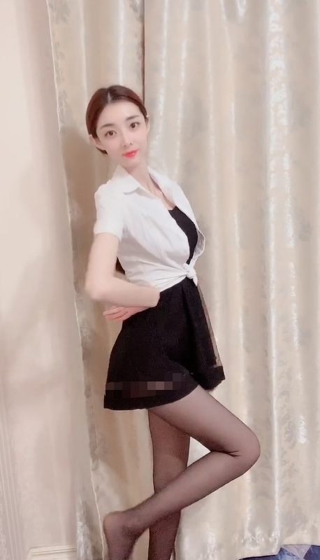 黑色连衣裙室内拍摄，时尚气息扑面而来