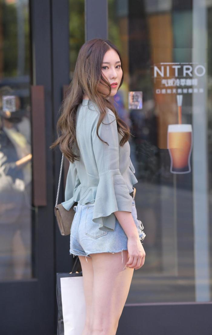 街拍：偶遇镜头感很强的时尚辣妈！不输小姐姐