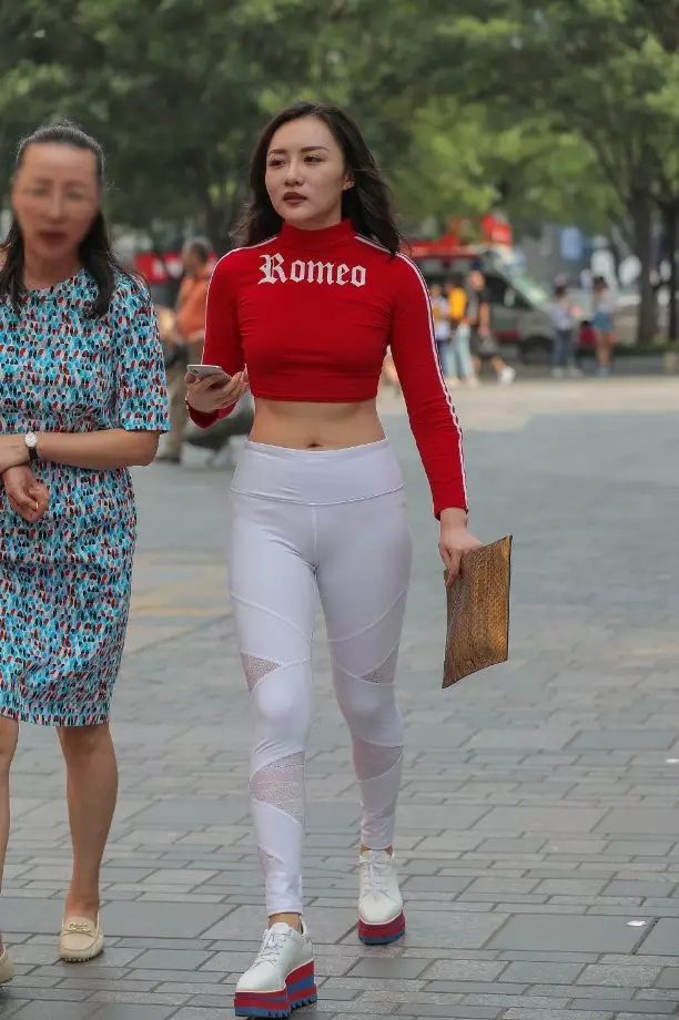 街拍：设计师都看不懂的小姐姐 你能看懂么？