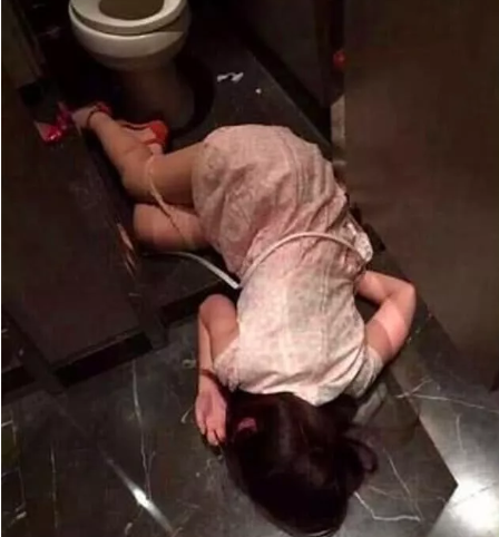 看看，就这美腿你能玩几年？？？看到最后我想打死他....