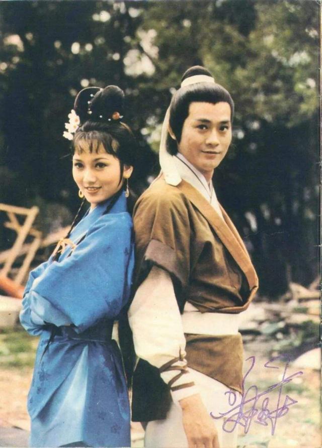 72岁的“张无忌”拥着72岁的“赵敏”拍照：缘分40年，弹指一挥间