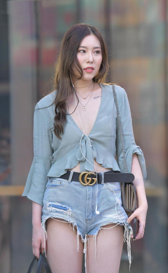 街拍：偶遇镜头感很强的时尚辣妈！不输小姐姐