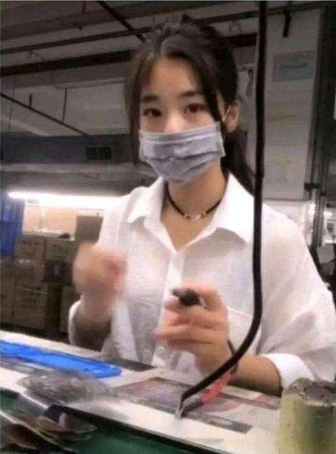 抖音“最美工厂妹”到底长啥样？当摘下口罩后，网友：求求你戴上去吧