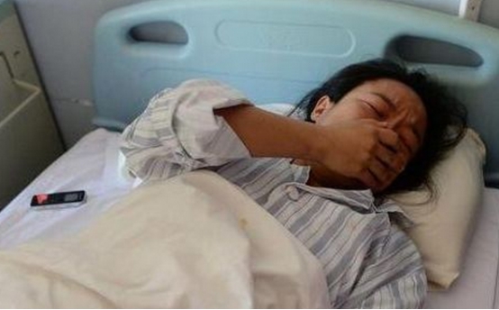 白天查出怀孕，当晚孕妇梦见孩子生了，丈夫取笑。掀开被子两人懵了