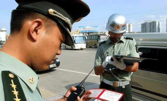 比A级驾照还牛，这种“红色驾照”交警见了得敬礼，到底啥来头？