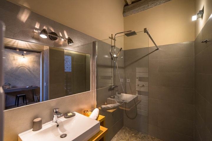 日本浴室明明很小,却能保持干净整洁?网友:值得每个国家学习