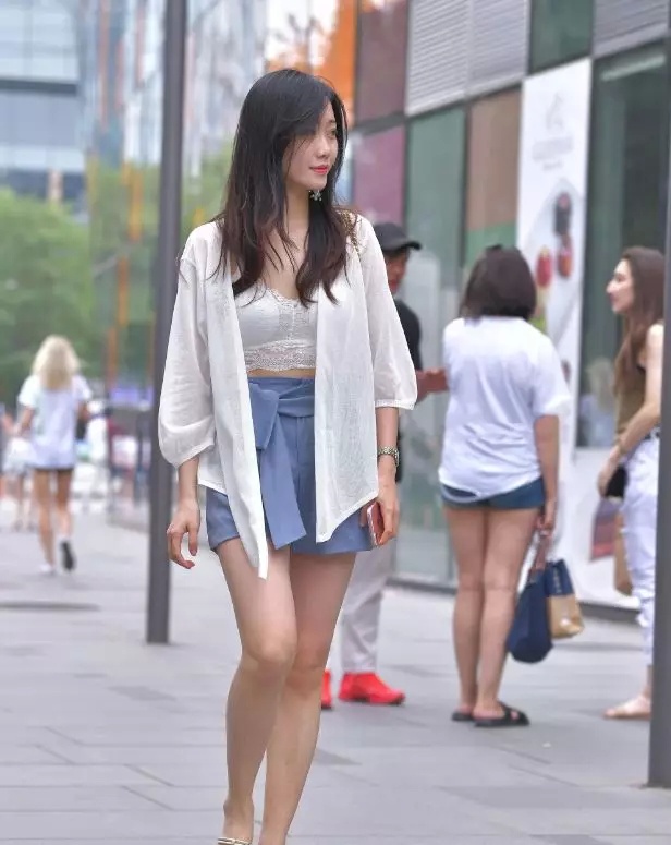街拍：穿在外面 时尚 内衣现在都改这样穿了？