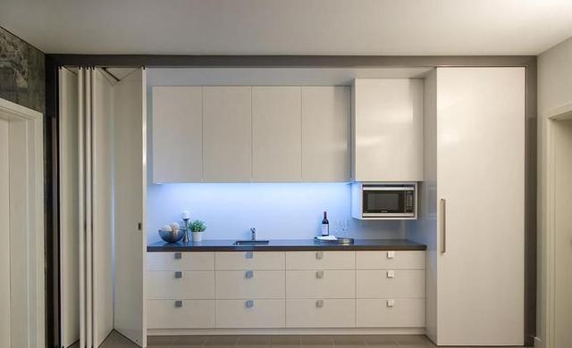 德国人都不爱在厨房装推拉门,反而喜欢装这种门,漂亮实用不占地