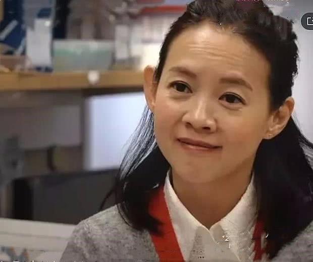 曾志伟的大女儿46岁了,不结婚不生孩子,皱纹疯长越老越像爸爸- 历史资讯(存满娱乐网)