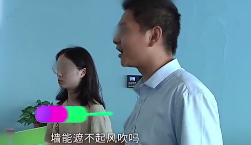 群租墙倒了，美女穿着单薄跑出房间，被男室友撞个正怀：没脸见人