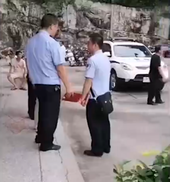 广西河池一中学男生被同学从4楼扔出楼外，全身多脏器官受损严重