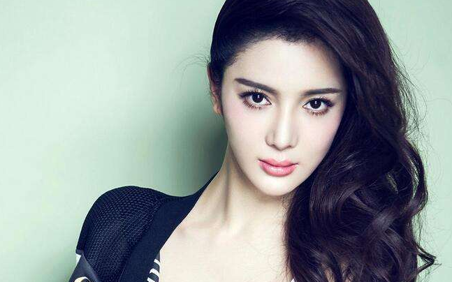 因饰演青蛇走红，却早早失去生命，被警方发现时一丝不挂