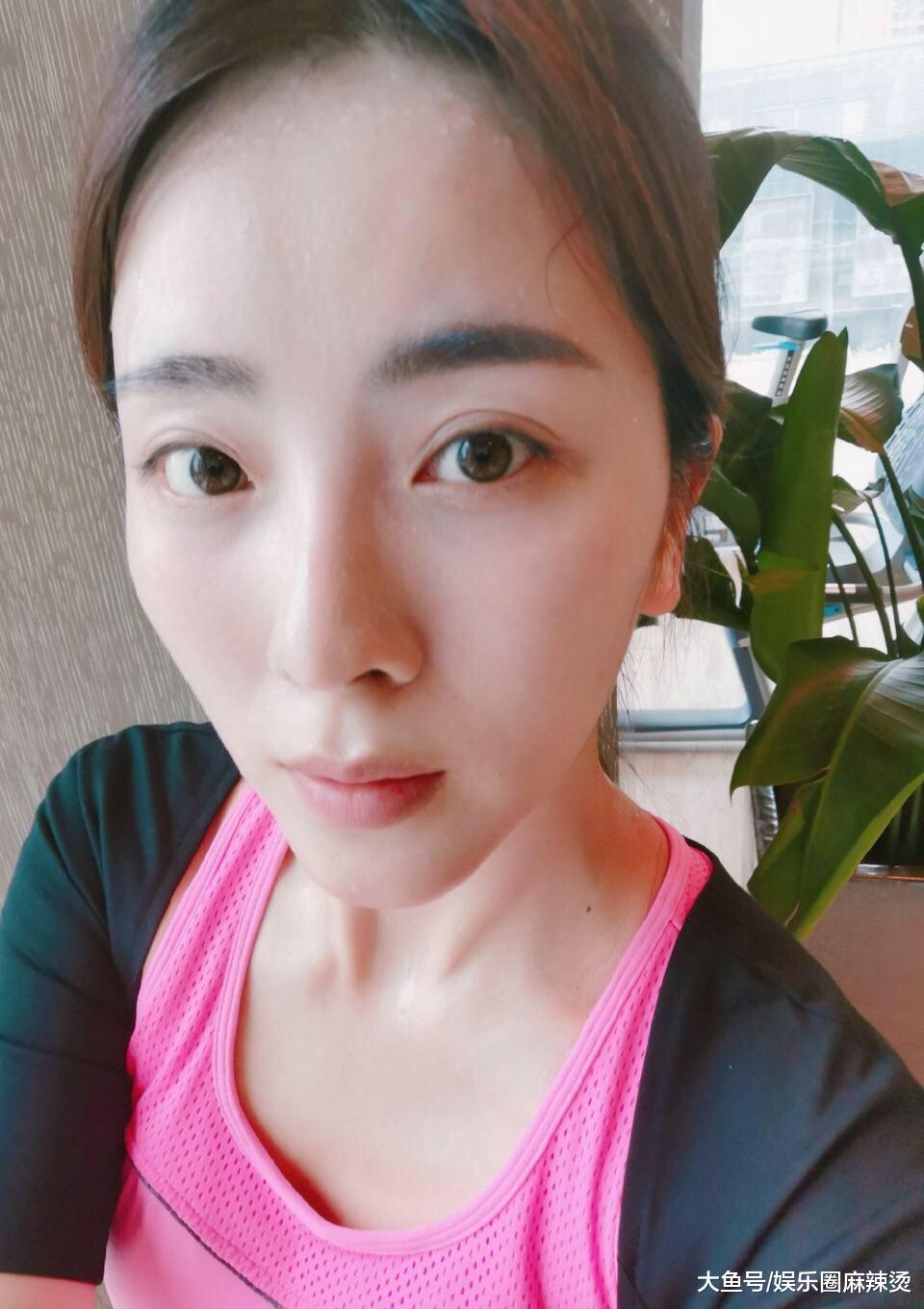 央视美女主持人李思思近照,健身房锻炼,素颜出镜皮肤佳气质好