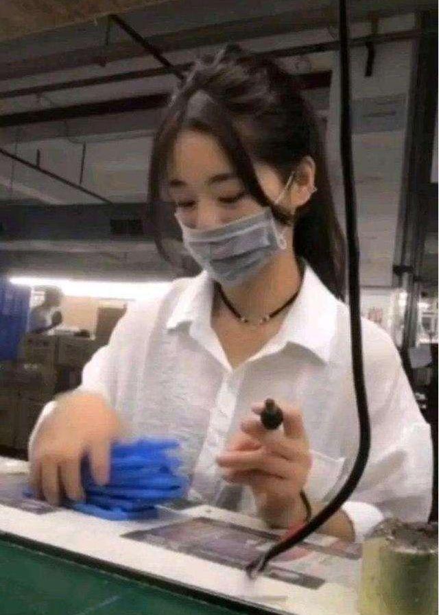 抖音“最美工厂妹”到底长啥样？当摘下口罩后，网友：求求你戴上去吧