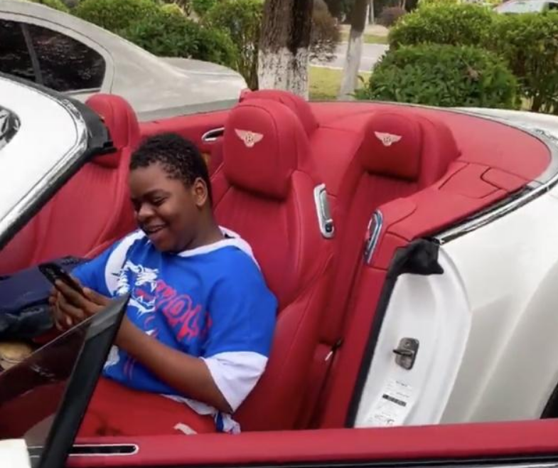 吴京干儿子膨胀了？开敞篷宾利逛街，网友：吴京改变了他的命运