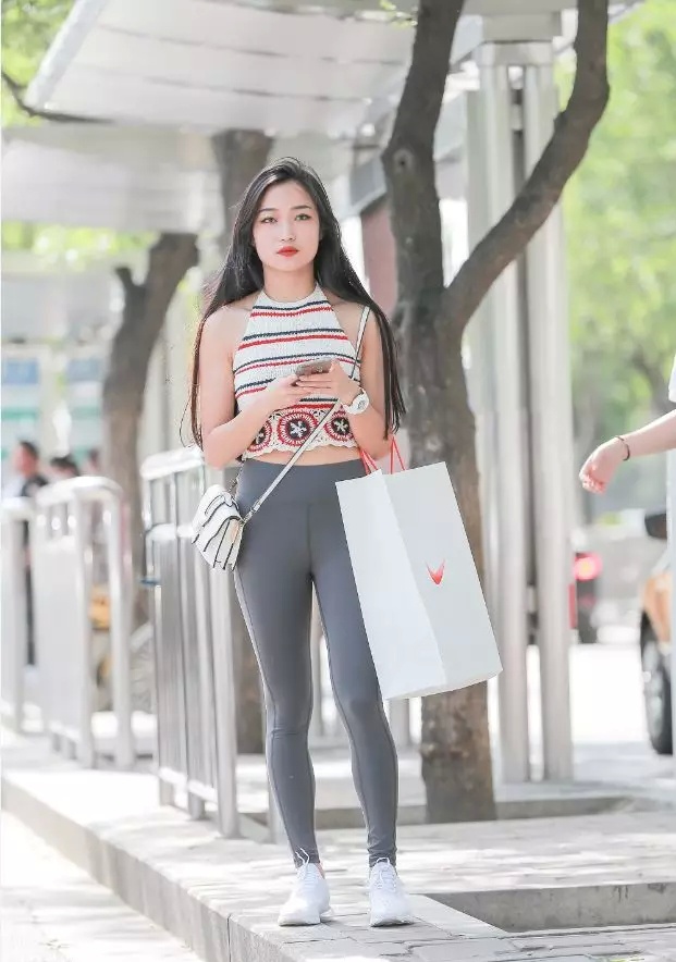 街拍：怪不得那么多小姐姐都喜欢穿健身裤 原来效果这么好！